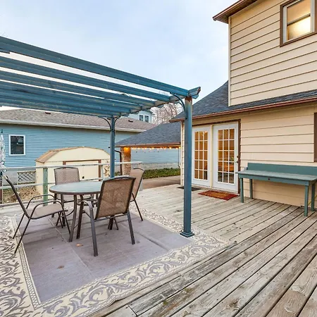 Clear Lake Vacation Rental Walk To City Beach!